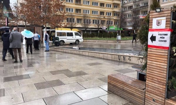 Qytetarët testohen falas për Covid-19 në sheshin e Prishtinës