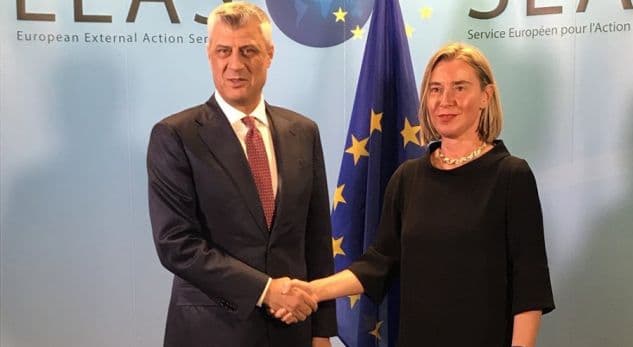 Para takimit me Vuçiç, presidenti i Kosovës pritet nga Mogherini