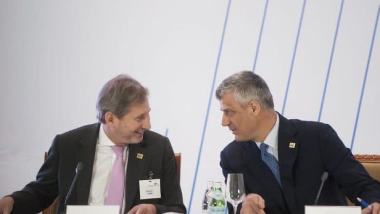 Thaçi bisedon me komisionerin Hahn në Davos për dialogun me Serbinë dhe vizat