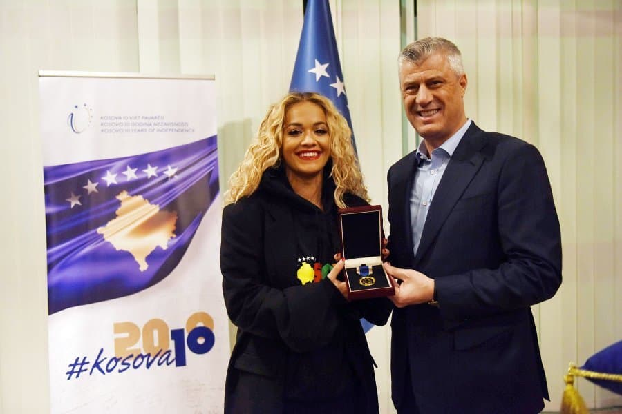 Thaçi dekoron Rita Orën pas koncertit madhështor në Prishtinë