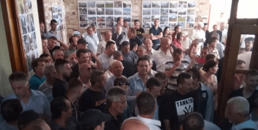 Tension në Shkodër, u vihet flaka materialeve zgjedhore (VIDEO)