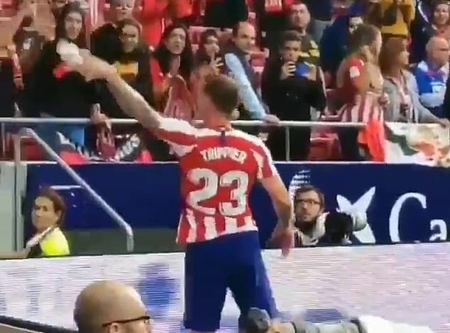 Atletico Madrid, Trippier i dhuron fanellën tifozit që i dha ujë (VIDEO)