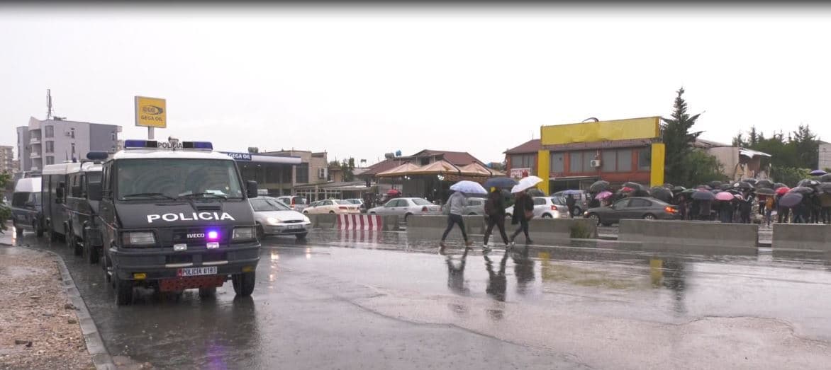 Plagosën punonjësit e IKMT dhe policisë në Astir/ Në pranga një person, shpallen në kërkim 7 të tjerë