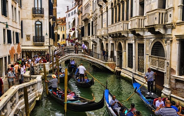 Venecia vë “në radhë” turistët (VIDEO)