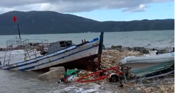 Moti i keq në Vlorë/ Varkat e peshkimit përplasen me kalatën