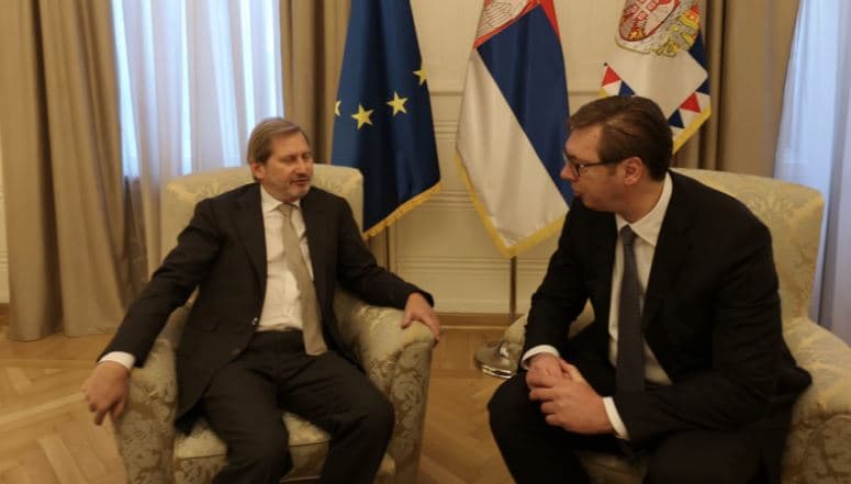 Hahn pas takimit me Vuçiç: Të hiqet taksa ndaj Serbisë