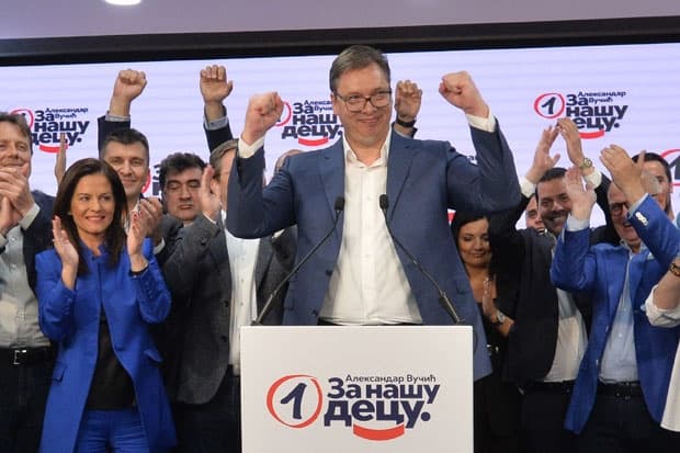 Vuçiç fiton zgjedhjet parlamentare në Serbi me 62,5 % të votave (VIDEO)