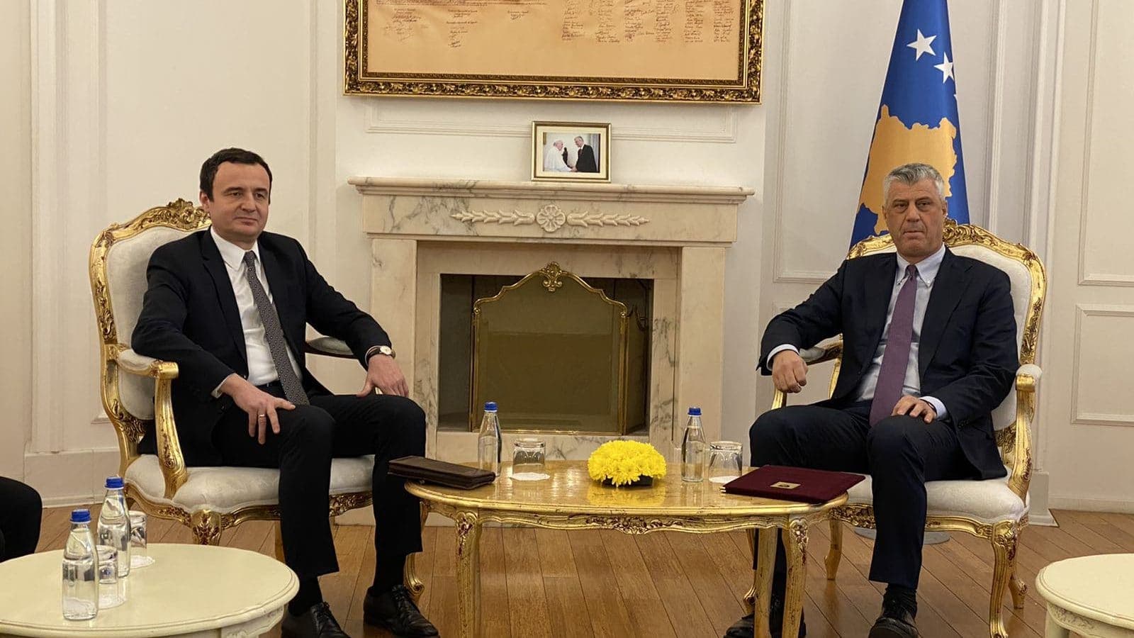 Kurti nuk i shkon në zyrë Thaçit/ Dekreti për kryeministër dërgohet me zarf në Kuvend