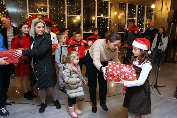 Xhaçka: Fëmijët e ushtarakëve festojnë me fëmijët e prekur nga tërmeti