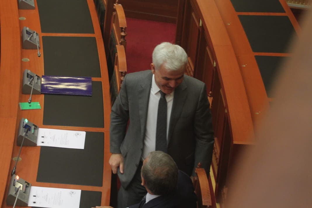 Kuvendi/ Socialistët miratojnë shkarkimin e Xhafajt, Rama: I japim kohë Metës të bluajë dekretimin e Lleshit