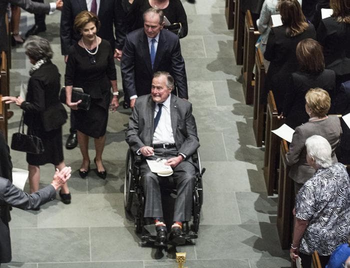 Një ditë pas varrimit të bashkëshortes, Xhorxh Bush shtrohet me urgjencë në spital