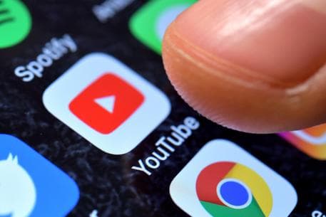 YouTube ju tregon se kur duhet të flini gjumë