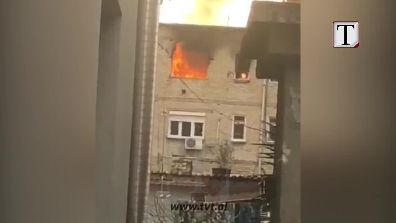 Një banesë përfshihet nga flakët në Tiranë, panik tek banorët e pallatit (VIDEO)