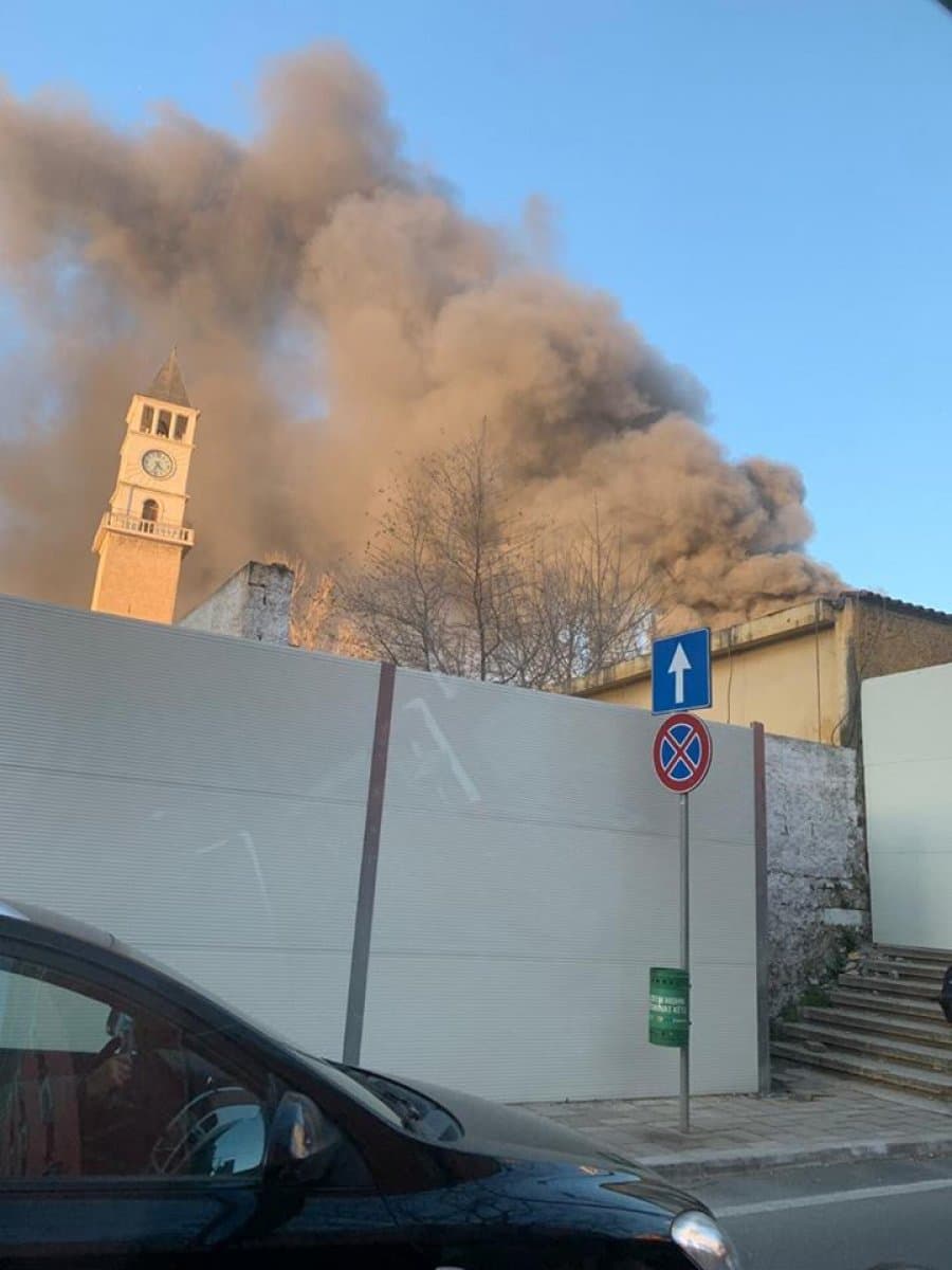 Zjarri te bashkia, bizneset: Ishte i qëllimshëm, do të ndërtohet pallat (VIDEO)
