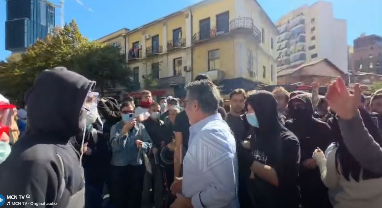 Studentët largojnë nga protesta dhe e lagin me ujë deputetin e PD-së ...