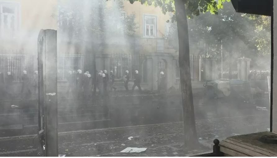 Protesta, tre qytetarë dhe dy policë në spital
